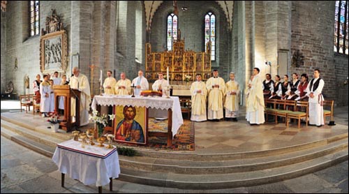 Msgr. Biletić na oltaru.